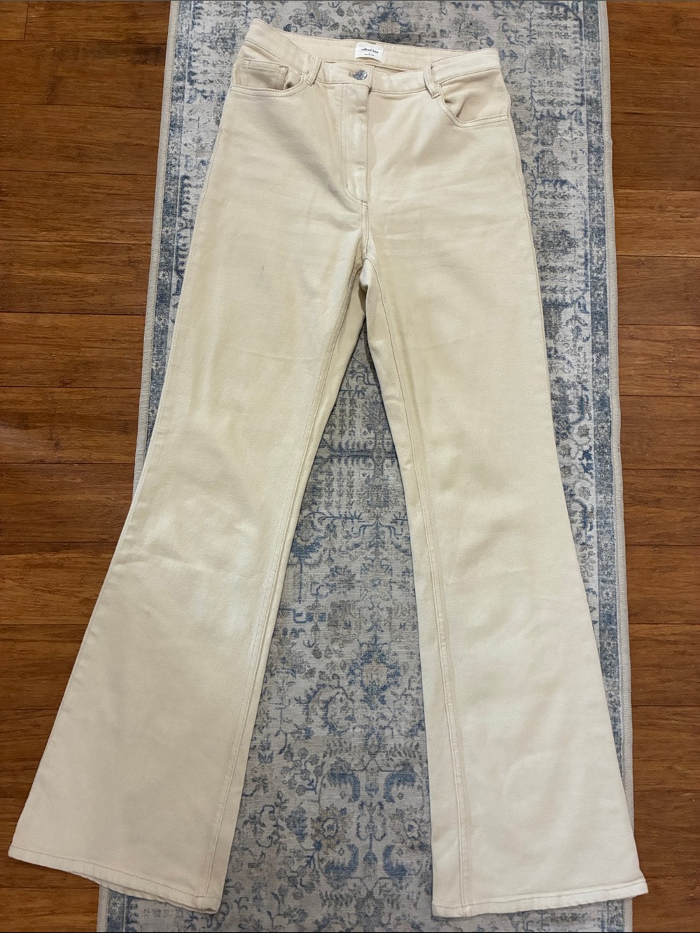 Wilfred Aritzia - Women's Cream Flare Jeans - Classic High-Rise - size 6